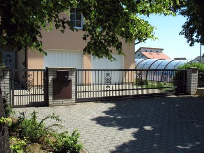 kovaná posuvná brána (Čelákovice)