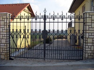 kovaná dvoukřídlá brána (Divišov)