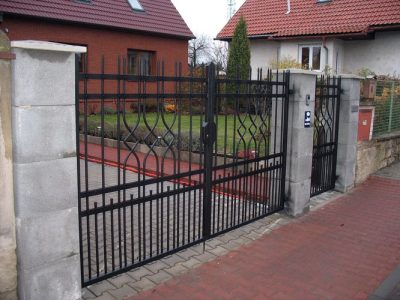 kovaná dvoukřídlá brána (Drahelčice)