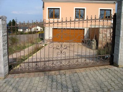 kovaná posuvná brána (Praha - Lipence)