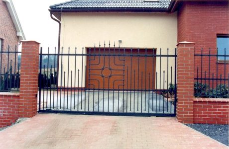 kovaná posuvná brána (Praha - Lipence)
