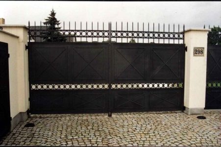 kovaná dvoukřídlá brána (Praha - Lipence)