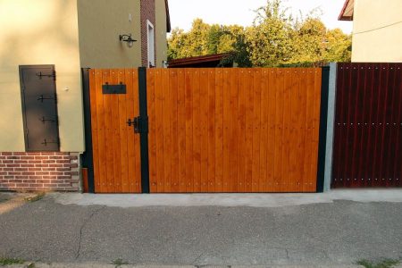 vjezdová brána s obkladem palubkami a kovanými doplňky (Nymburk)