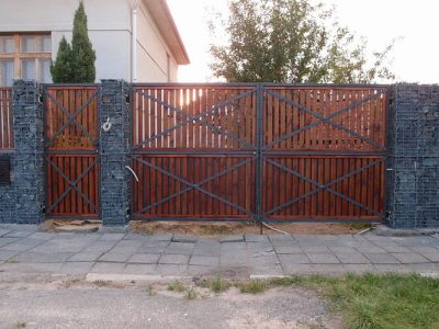 vjezdová brána s dřevěnou výplní (Poděbrady)