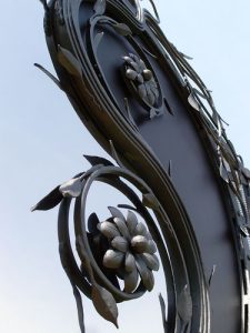 detail centrálního ornamentu brány Permakutruního Centra (Skalka u Doks)