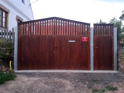 rám vrat s dřevěným obkladem (Velký Třebešov)