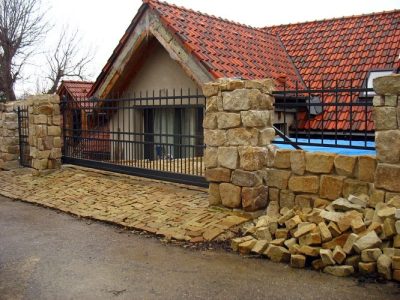 kovaná samonosná brána (Třebotov)