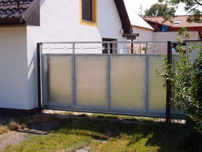 posuvná samonosná brána (Velenka)