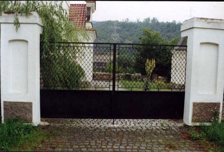 kovaná dvoukřídlá brána (Vrané nad Vltavou)