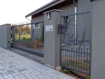kovaná samonosná brána (Žernovka)