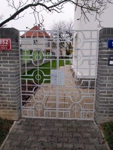 úprava staré dělicí mříže na vstupní branku (Praha - Spořilov)