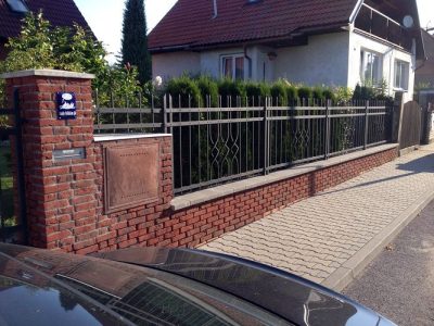 kovaný plot (Drahelčice)