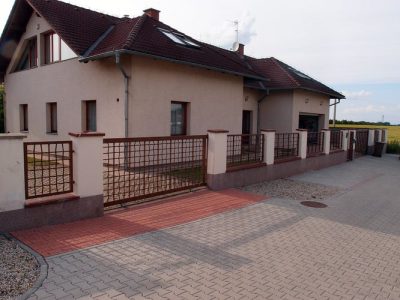 úprava stávajícího plotu - zahuštění výplně vypletením ocelovými pásky (Hovorčovice)