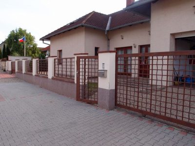 úprava stávajícího plotu - zahuštění výplně vypletením ocelovými pásky (Hovorčovice)