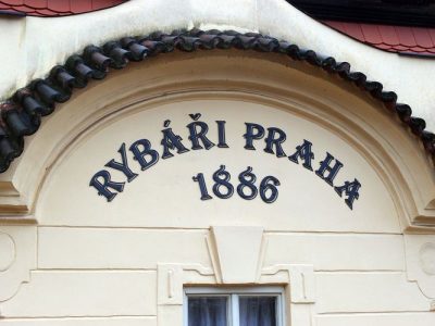 kovaný nápis na sídlo Pražského Rybářského Svazu (Praha Podolí)