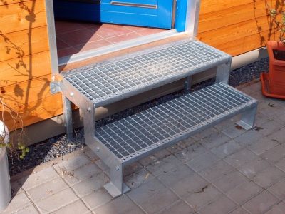jednoduché vstupní schůdky (Praha - Kyje)