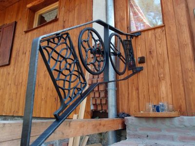 detail zábradlí schodů k chatě (Kersko)