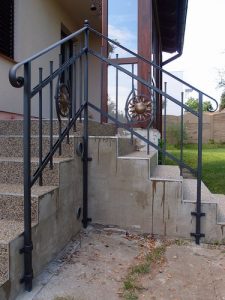 schodišťové zábradlí s tepanými prvky z mosazi (Kouřim)