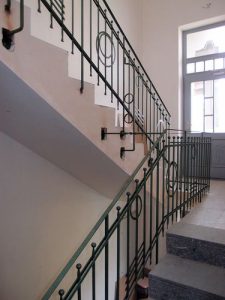 kopie schodišťového zábradlí do nástavby činžovního domu (Praha - Letná)