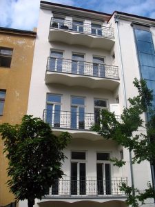 zábradlí na pavlače bytového domu (Praha - Vinohrady)
