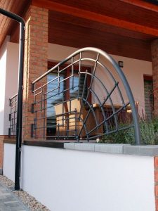 probíjené zábradlí na terasu rodinného domu (Nymburk)