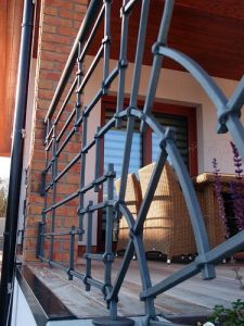 detail probíjeného zábradlí na terasu rodinného domu (Nymburk)