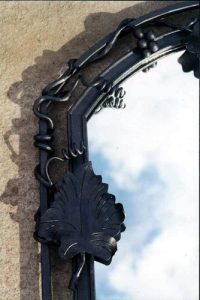detail zrcadla VÍNO