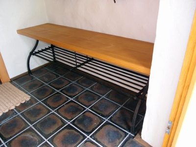 kovaná lavice s botníkem