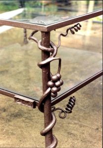 detail provedení stolu VÍNO